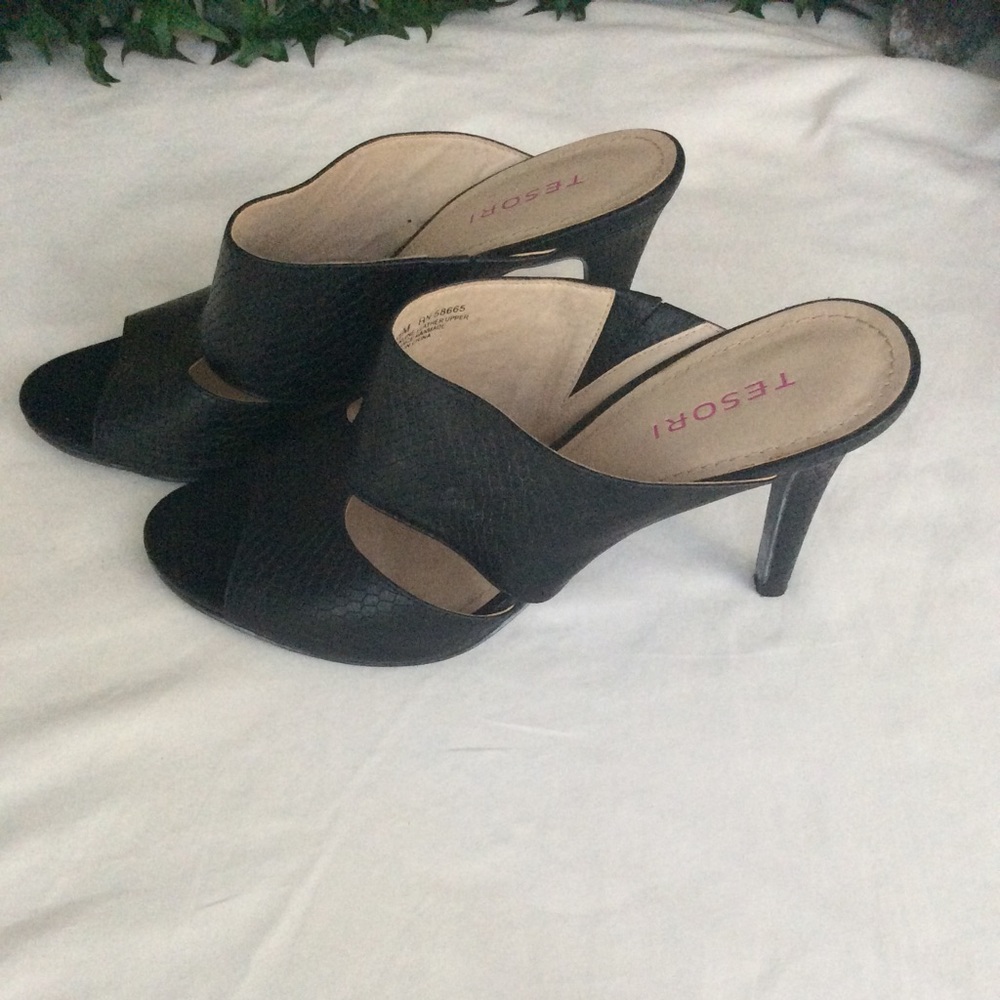 Textured Leather Slides - Picture 4 of 4
